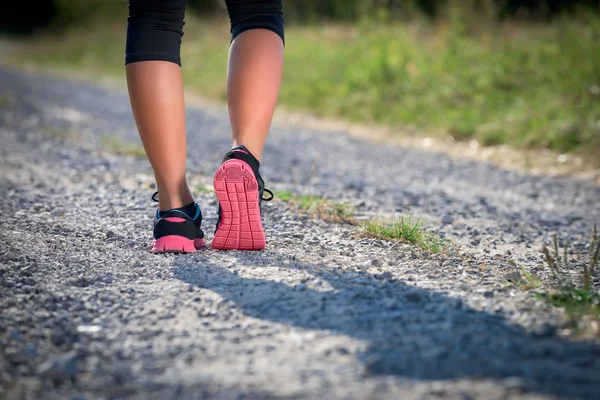 Vrouwelijke atleet loper. Close-up op schoen. vrouw fitness zonsondergang jog training concept — Stockfoto