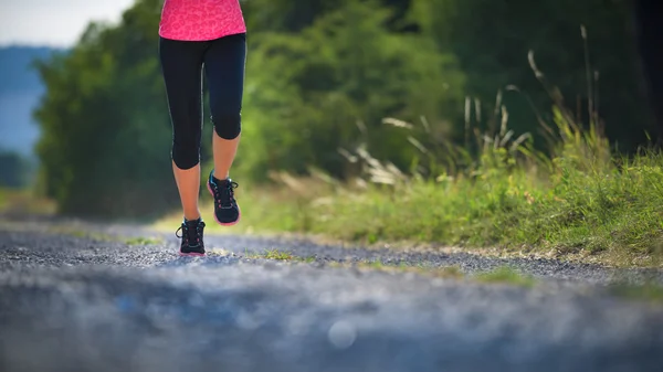 Vrouwelijke atleet loper. Close-up op schoen. vrouw fitness zonsondergang jog training concept — Stockfoto