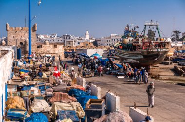 Essaouira, Fas - Şubat 2012 - günlük yaşamda antik Essaouira balıkçı limanı