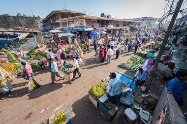 Goa, Hindistan - Şubat 2008 - yerel halkın haftalık Mapusa gıda markette alışveriş