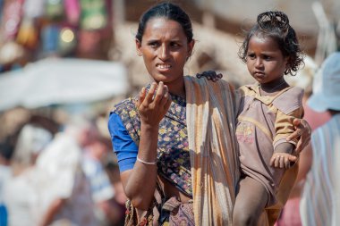 Goa, Hindistan - Ocak 2008 - kadın dilenci Anjuna, Goa içinde ünlü bir haftalık bit pazarı adlı bir çocukla