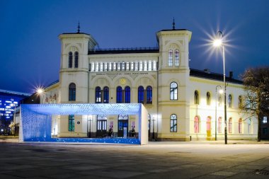 Ünlü güzel yapı, Nobel Barış Aker Brygge, Oslo, Norveç liman bölgesinde yer alan Merkezi gece,