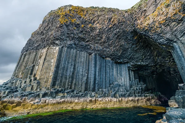 Caverna dos Dedos, caverna do mar na ilha desabitada de Staffa, Hébridas Internas da Escócia — Fotografia de Stock