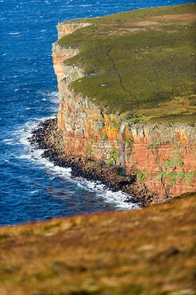 Wasserfall auf Klippenwanderung zum alten Mann von hoy, orkney, Schottland — Stockfoto