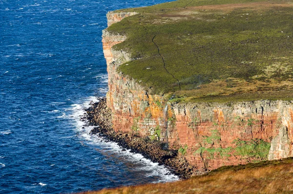 Cachoeira no penhasco caminhar para o Velho Homem de Hoy, Orkney, Escócia — Fotografia de Stock