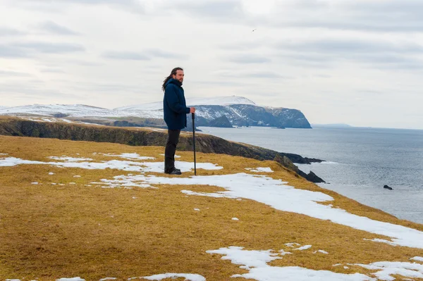 Homem bonito jovem olhando para o mar, St. Ninian 's, Shetland Islands, Escócia — Fotografia de Stock