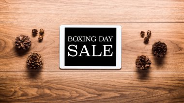 Büyülü boks gün satış Tema arka plan, çam kozalakları ve ahşap masa üzerinde dijital tablet