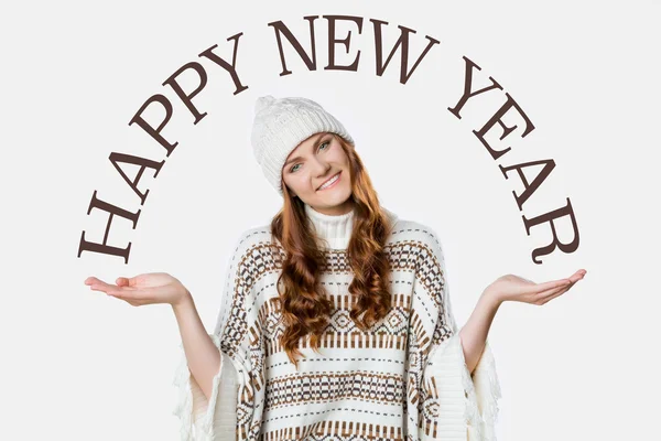 Menina lindo vestindo quente jumper de malha de Natal e um chapéu, conceito de Feliz Ano Novo no fundo branco — Fotografia de Stock