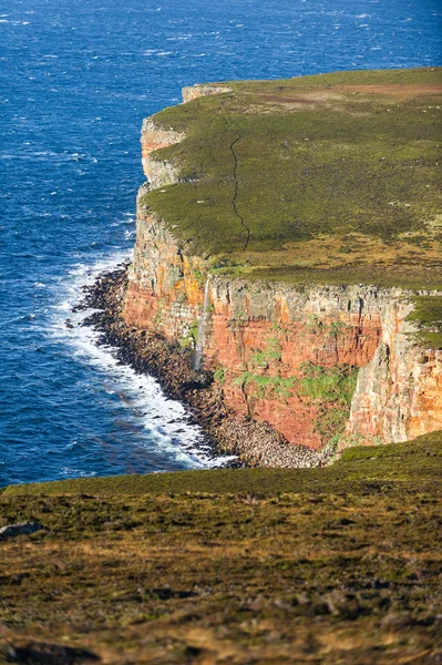 Cascade sur une falaise à pied du vieil homme de Hoy, Orcades, Écosse — Photo