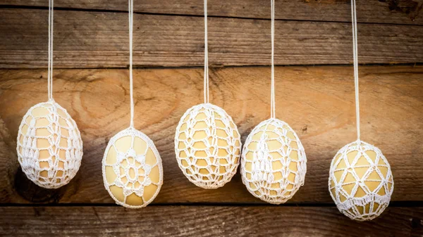 Haak patroon Pasen eieren op houten achtergrond — Stockfoto