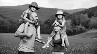 Yolculuk çocuklara, mutlu aile zaman kavramı veren veliler omzunda