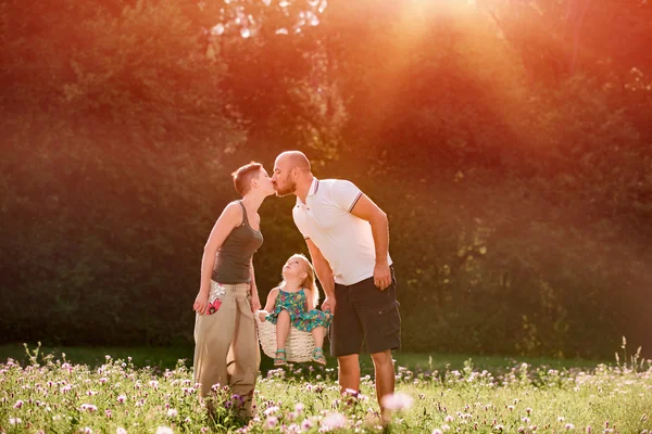 Mooie jonge familie, zomertijd — Stockfoto