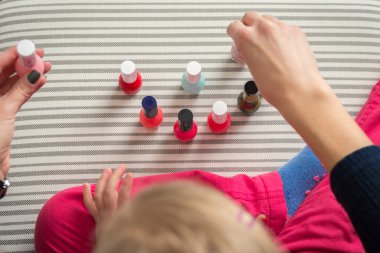 Anne ve eğlenceli resim tırnakları, Aile zaman kavramı, yukarıdan görüntülemek olan kızı