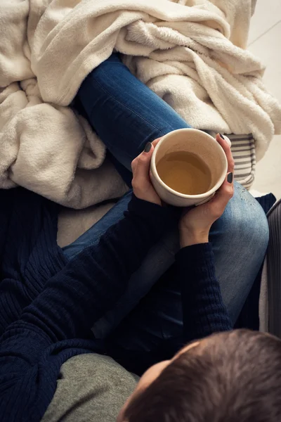 Ung kvinna hemma sitter i skön fåtölj och dricka te, Visa från ovan — Stockfoto