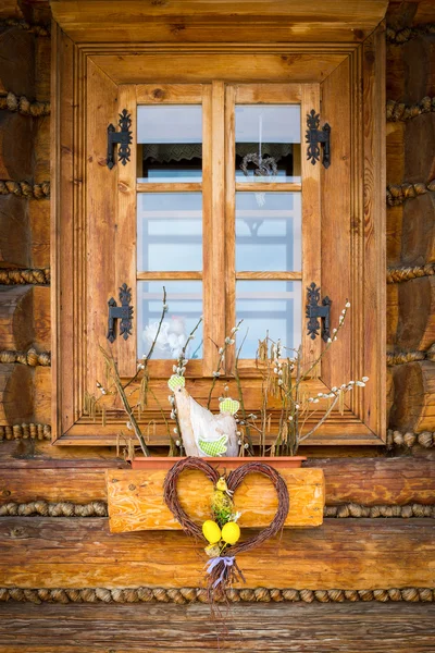 Decorazione della finestra di Pasqua un rustico cottage in legno — Foto Stock