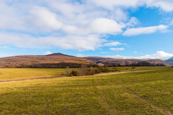 Vroege winter in Slowakije, sneeuw overdekte bergtoppen — Stockfoto