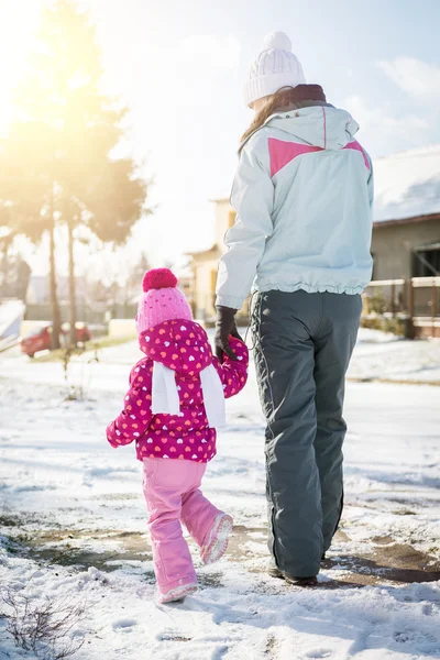 Matka i córka spaceru razem trzymając ręce na dzień mroźną zimę — Zdjęcie stockowe