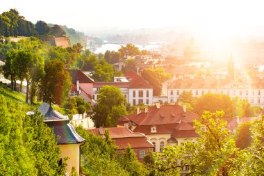 Prag ' ın eski tarihi binaların kale terasından görüntülemek