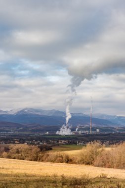Doğa ve küçük kasaba çevrili mesafe görüldüğü Slovakya güç ünitesi. Teknoloji, kirlilik ve şehircilik sembolü