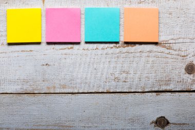 Retro Beyaz ahşap masa boş renkli yapışkan notlar ile
