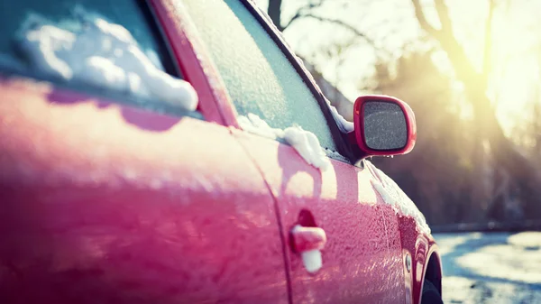 Congelado coche rojo estacionado fuera, con foco en el espejo retrovisor, problemas de transporte de invierno — Foto de Stock