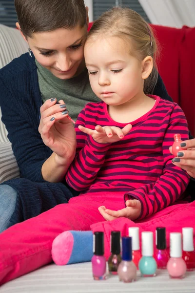 Moeder en dochter hebben plezier schilderen nagels, familie tijd concept — Stockfoto