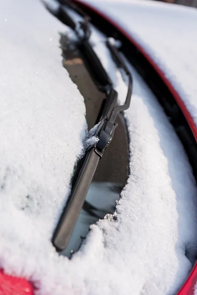 Neve coberto carro, winsdshield dianteiro e limpadores detalhe — Fotografia de Stock