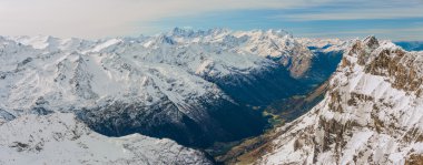 Sahne kar kaplı dağlar vadi Titlis, Engelberg, İsviçre