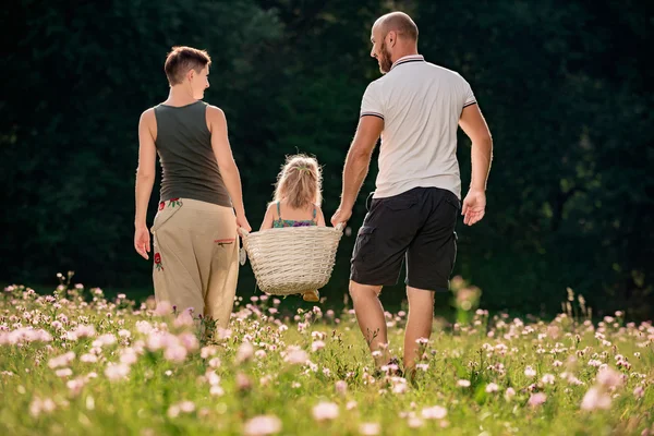 Mooie jonge familie, zomertijd — Stockfoto