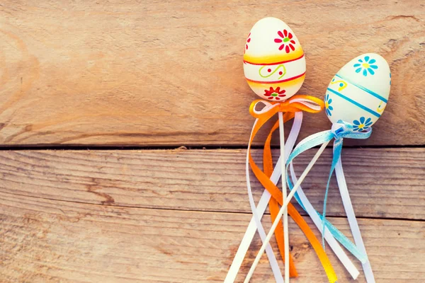 Ovos de Páscoa coloridos em fundo de madeira — Fotografia de Stock