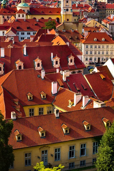 Toits rouges traditionnels, Prague — Photo