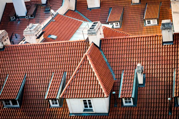 Geleneksel kırmızı çatı üstleri, Prag — Stok fotoğraf