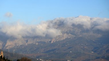 vadi üzerinde bulutlar