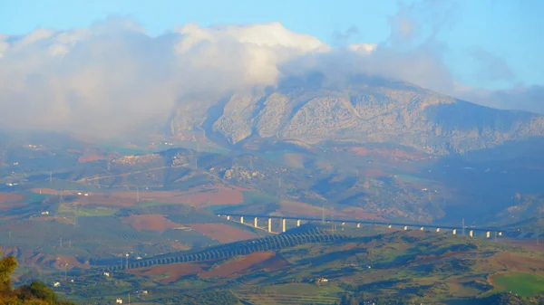 Nubes sobre valle —  Fotos de Stock