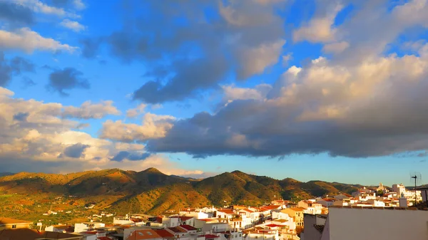 Nubes sobre valle —  Fotos de Stock