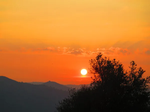 Оранжевый рассвет над холмами — стоковое фото