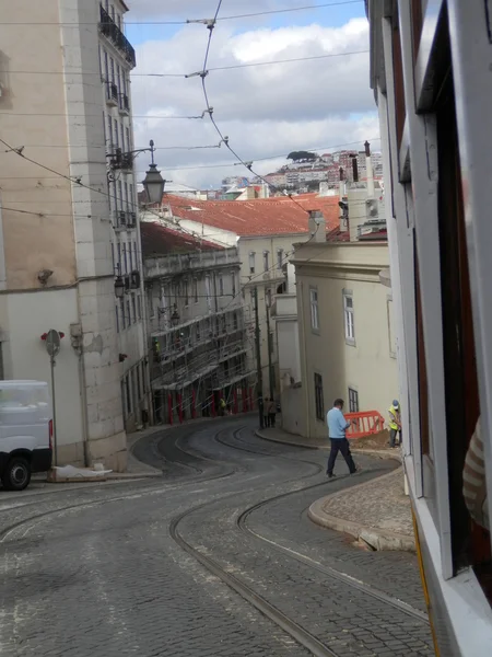 Linie tramwajowe w wąskiej ulicy Lizbony — Zdjęcie stockowe