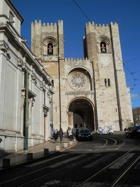 Linee della cattedrale e del tram di Lisbona — Foto Stock