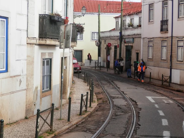 Straßenbahnlinien in der engen Straße von Lissabon — Stockfoto