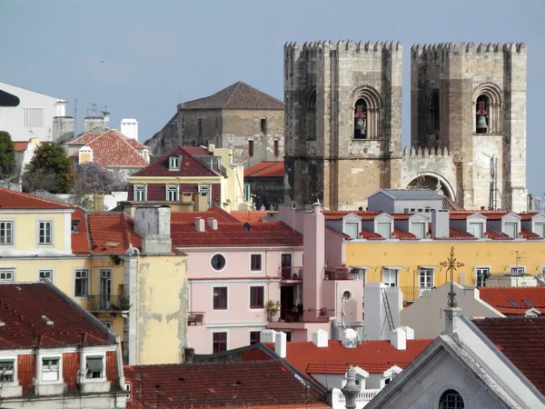 Die Kathedrale von Lissabon und die Dächer — Stockfoto