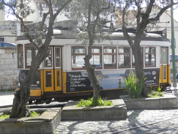 Eléctrico de Lisboa amarelo antigo — Fotografia de Stock