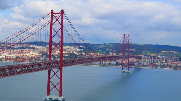 Brücke über den Fluss tagus, Lissabon — Stockfoto