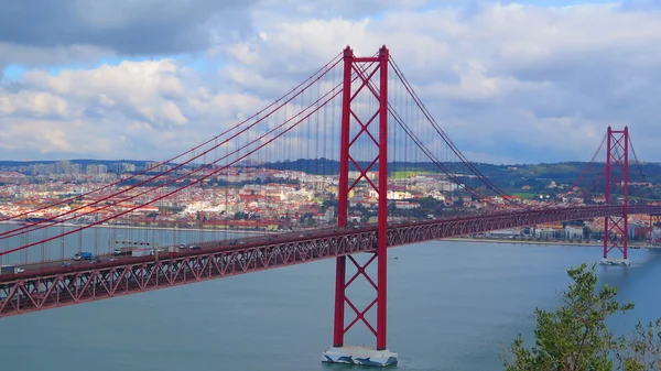 Brücke über den Fluss tagus, Lissabon — Stockfoto