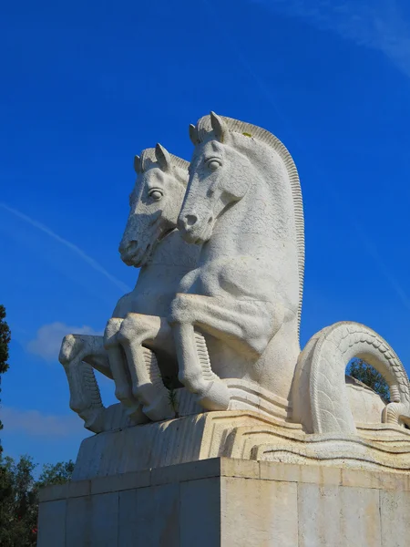 Twee paarden standbeeld in Lissabon — Stockfoto