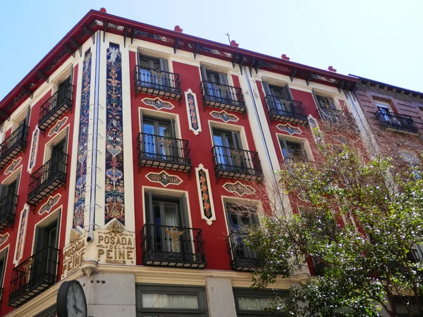 Colorido edificio de apartamentos en Madrid —  Fotos de Stock