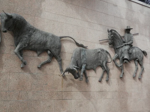 Sculptuur op de muur in Madrid Plaza de Toros — Stockfoto