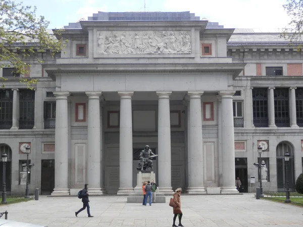 Velasquez-Denkmal vor dem Prado-Museum — Stockfoto