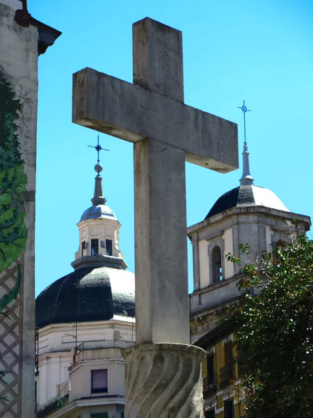 Σταυρός και εκκλησία — Φωτογραφία Αρχείου