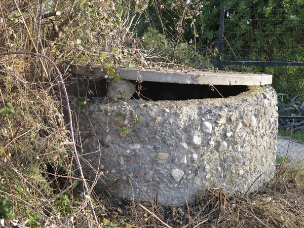Betonowych studni z pokrywę — Zdjęcie stockowe