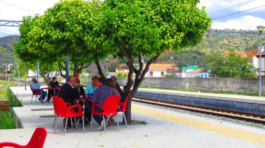 Istasyon platformunda öğle yemeği